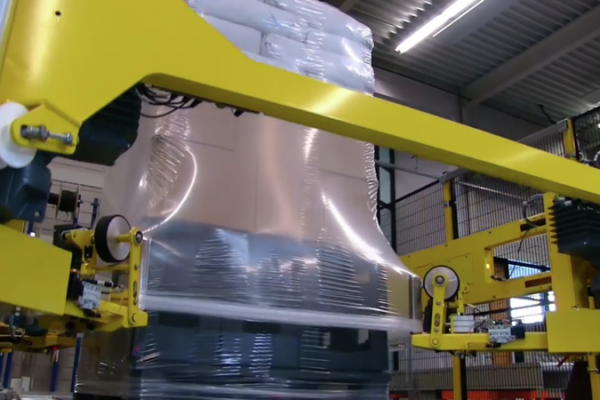 realizzazione di un grande imballo con stretch hood