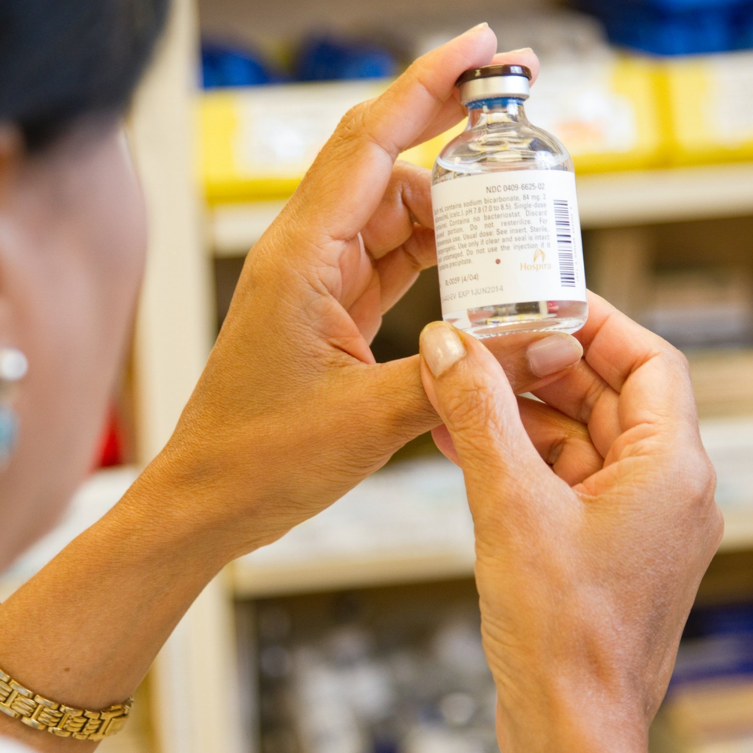 farmacista esamina imballaggio primario medicinale