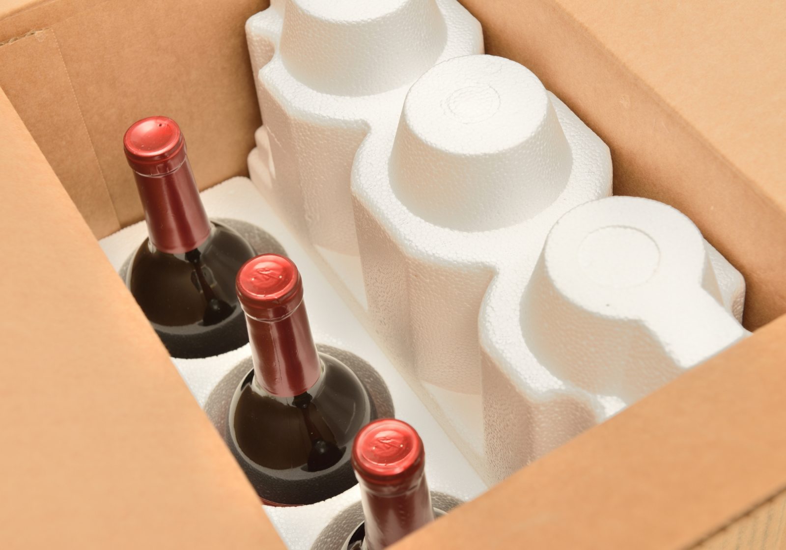 bottiglie di vino imballate con cartone e polistirolo