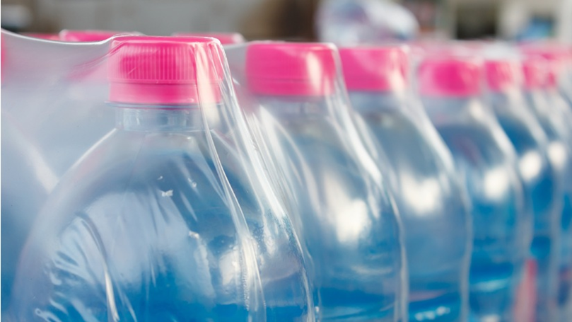 Film termoretraibile in plastica riciclata per bottiglie e fardelli